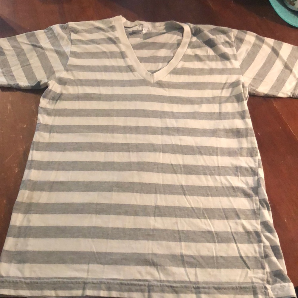 AMERICAN APPAREL t-shirt. V neck